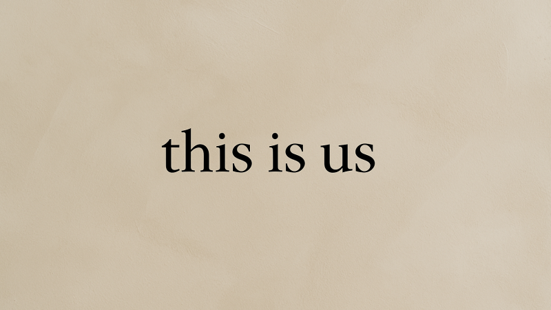 Minimalistische beige achtergrond met het zwarte merklogo “this is us” in een strak serif-lettertype.