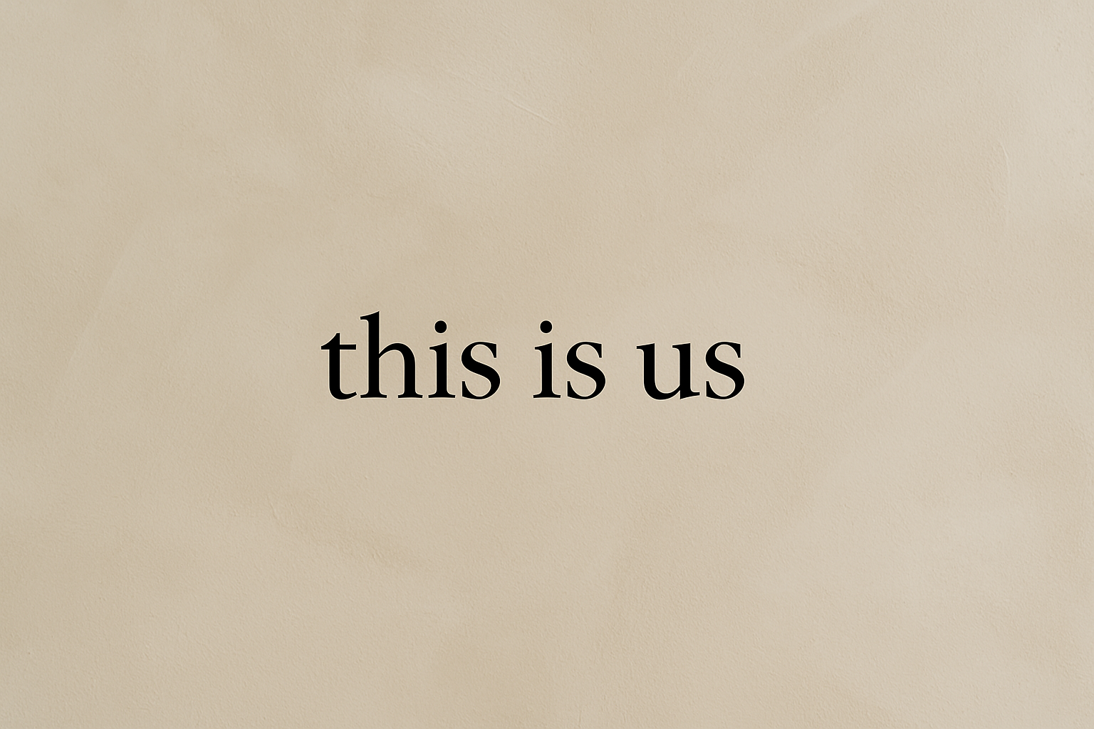 Minimalistische beige achtergrond met het zwarte merklogo “this is us” in een strak serif-lettertype.